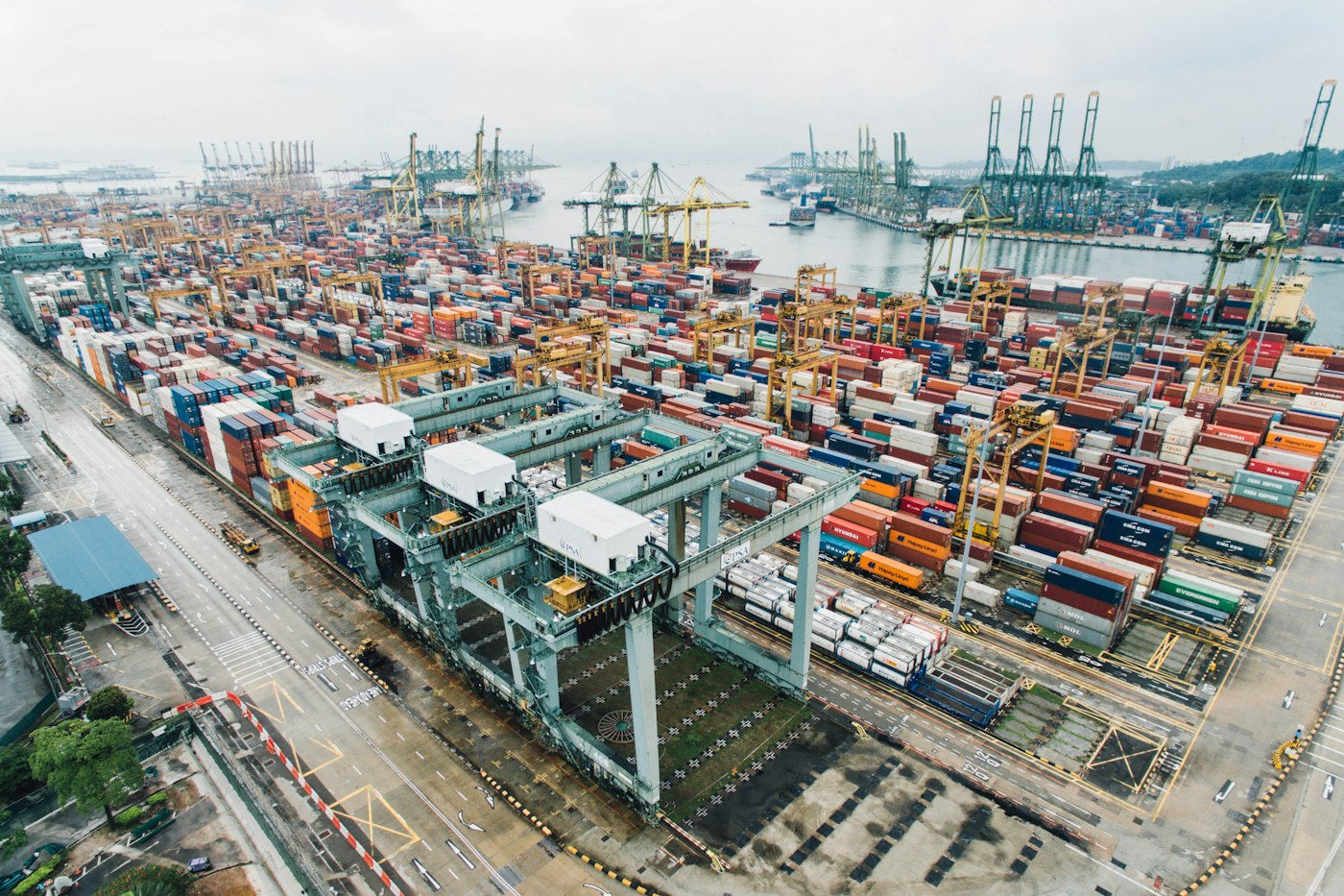 Containerterminal mit Frachtschiff